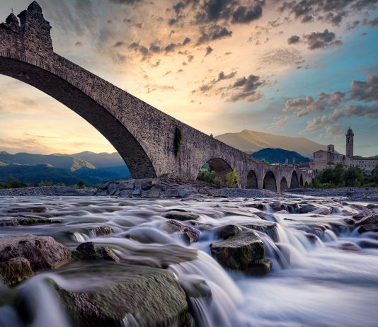 10 Borghi da visitare nel weekend bobbio ponte gobbo tour moto bici giro emilia itinerario borghi