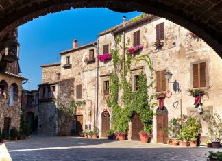 Montemerano montemerano toscana maremma moto borghi belli italia