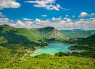 Lago di Castel San Vincenzo: itinerario tra Molise e Abruzzo Castel San Vincenzo itinerario viaggio moto strada abruzzo molise moto bici