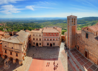 Montepulciano il borgo del vino Nobile Montepulciano itinerario moto bici toscana - Piazza Grande (Ph. Canva)