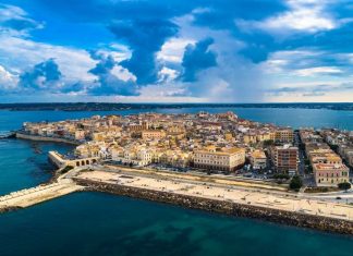 Sicilia costa Est: da Aci Castello ad Avola Ortigia sicilia in moto in bici tour itinerario percorso