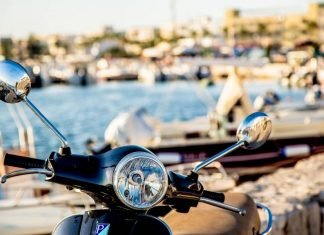Avete mai pensato di andare in moto e poi scappare in barca? SamBoat Noleggio barche in Italia