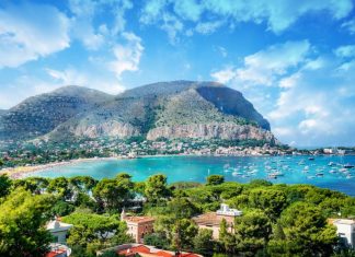 Il meglio della Sicilia: da Palermo a San Vito Lo Capo View of the gulf of Mondello and Monte Pellegrino, Palermo, Sicily island, Italy