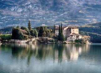 Lago di Toblino e le valli del Trentino in moto Lago di Toblino e vista sul castello