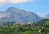 Passo del Vestito e Alpi Apuane in moto Paesaggio nelle Alpi Apuane, vicino a San Michele, Garfagnana, Provincia di Lucca, Toscana
