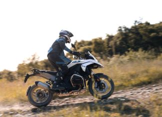 Nuova BMW R 1300 GS: caratteristiche, novità e prezzi. Nuova BMW R 1300 GS scheda tecnica prestazioni prova review caratteristiche