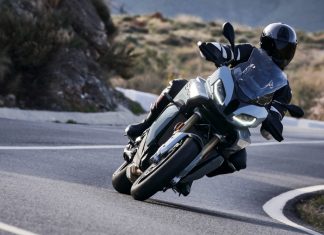 BMW S1000XR: La sintesi perfetta tra Sport e Turismo BMW S 1000 XR video test prova scheda tecnica recensione S1000XR
