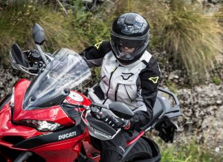 Caberg Levo X Carbon e Horus X: i perfetti compagni di viaggio Caberg Levo X Carbon test prova review