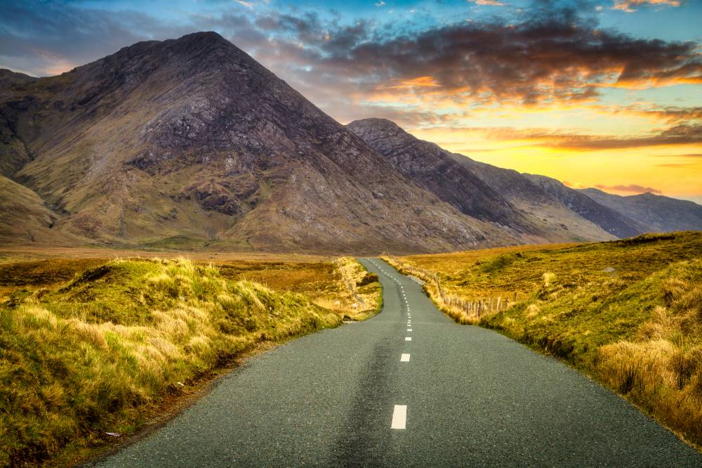 Strada sulle montagne del Connemara