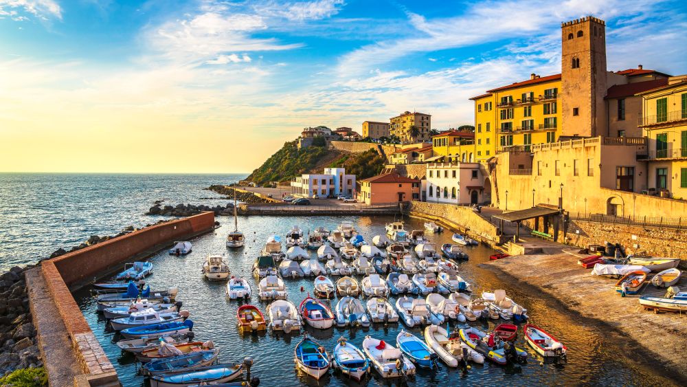 Marina di Piombino vista al tramonto da piazza Bovio