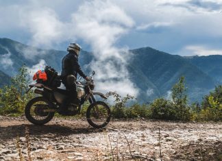 Viaggi in moto: cosa portare sempre con sé nello zaino Moto avventura viaggio zaino