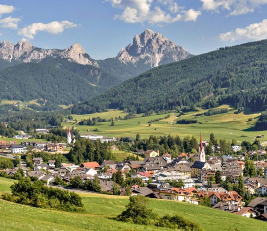 Val Casies in moto: esiste ancora una valle delle Dolomiti dove rallentare davvero? Monguelfo
