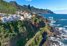10 isole spagnole da visitare oltre a Maiorca Almciga villaggio e strada costiera lungo la frastagliata costa di Anaga, Tenerife, Isole Canarie, Spagna