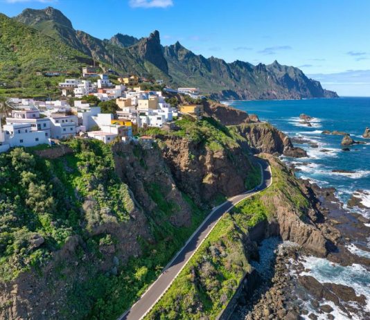 10 isole spagnole da visitare oltre a Maiorca Almciga villaggio e strada costiera lungo la frastagliata costa di Anaga, Tenerife, Isole Canarie, Spagna